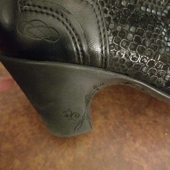 Elegant Black Ankle Boots - Picture 8 of 9